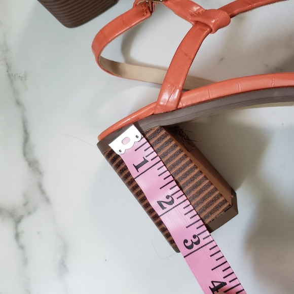 Halston Coral Strappy Block Heel Sandals Sz 9 Vegan Leather Croc - Picture 6 of 10